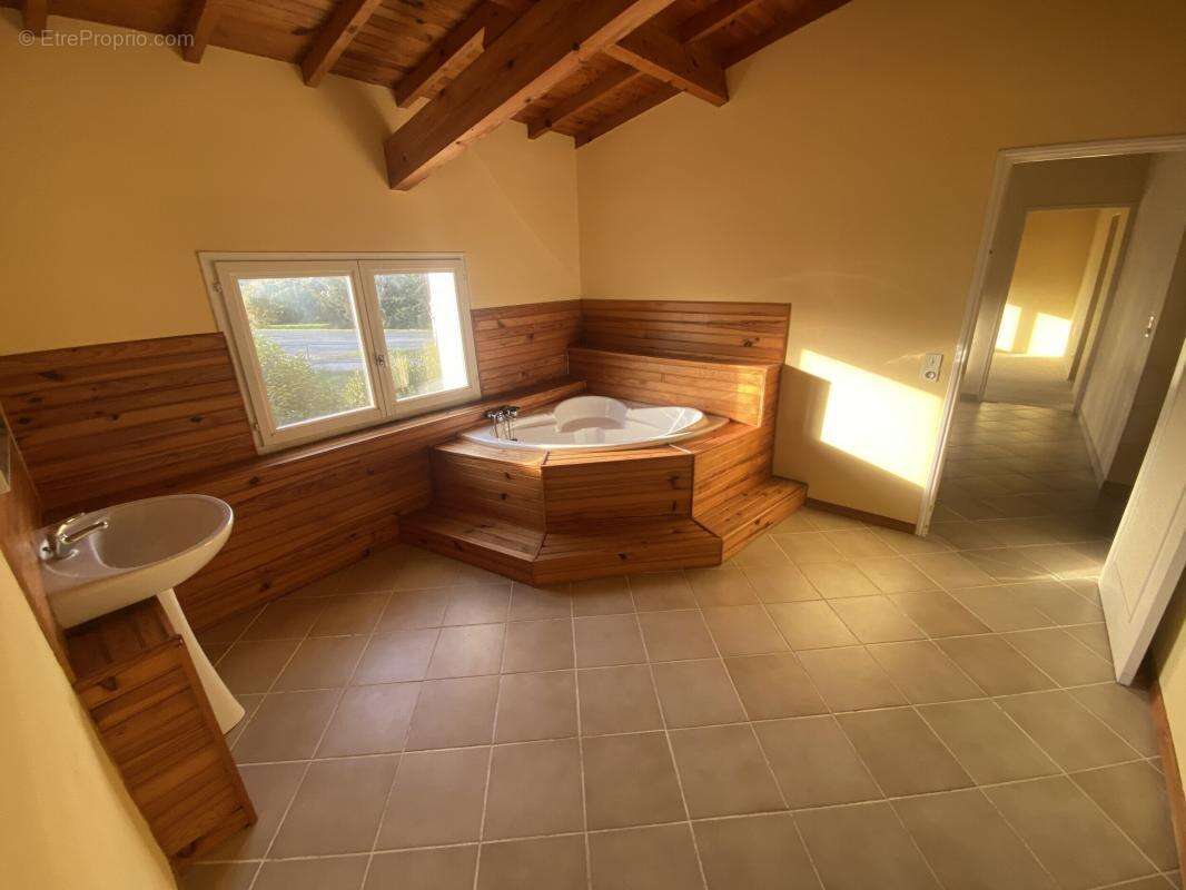 Maison à SAINTE-FOY-DE-PEYROLIERES