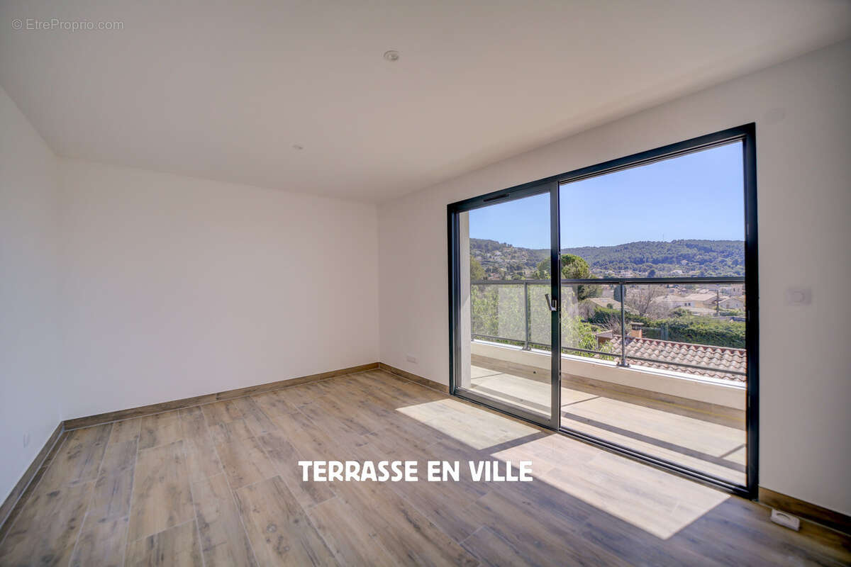 Maison à CEYRESTE