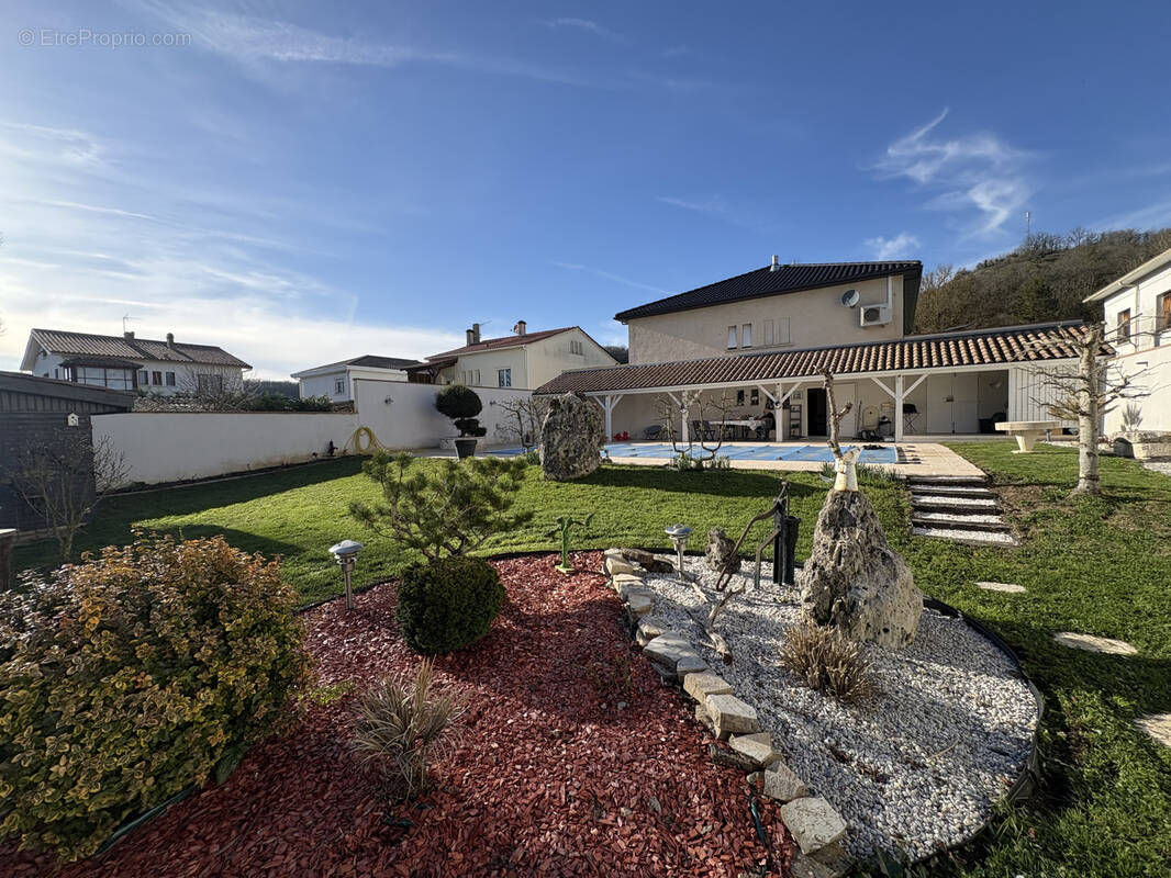 Maison à MONTAIGU-DE-QUERCY