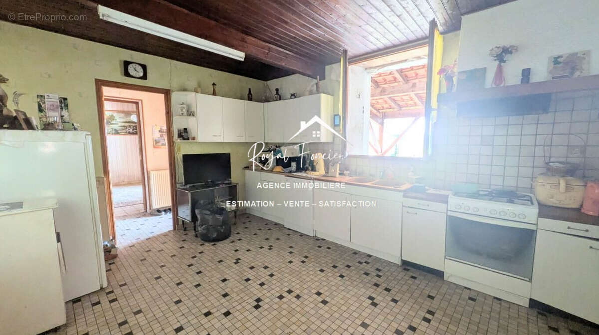 Cuisine - Maison à SAINT-GENEST-D'AMBIERE