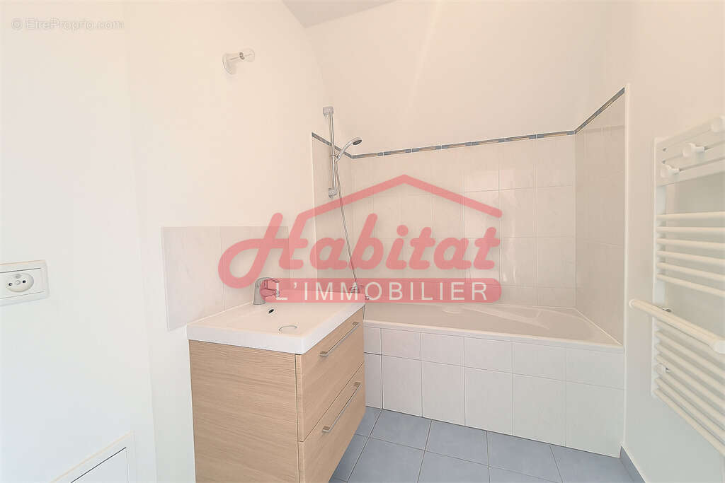Chelles-coeur de ville - grand appartement 2 pieces avec terrasse et box - photo 6