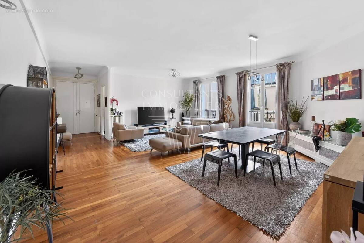 Appartement à PARIS-16E