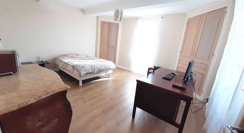 Saint-Pierre-la-Noaille (42)Grande maison de caractère de 217 m² habitables  et un potentiel d'aménagement jusqu'à 475 m² sur 3  - photo 5