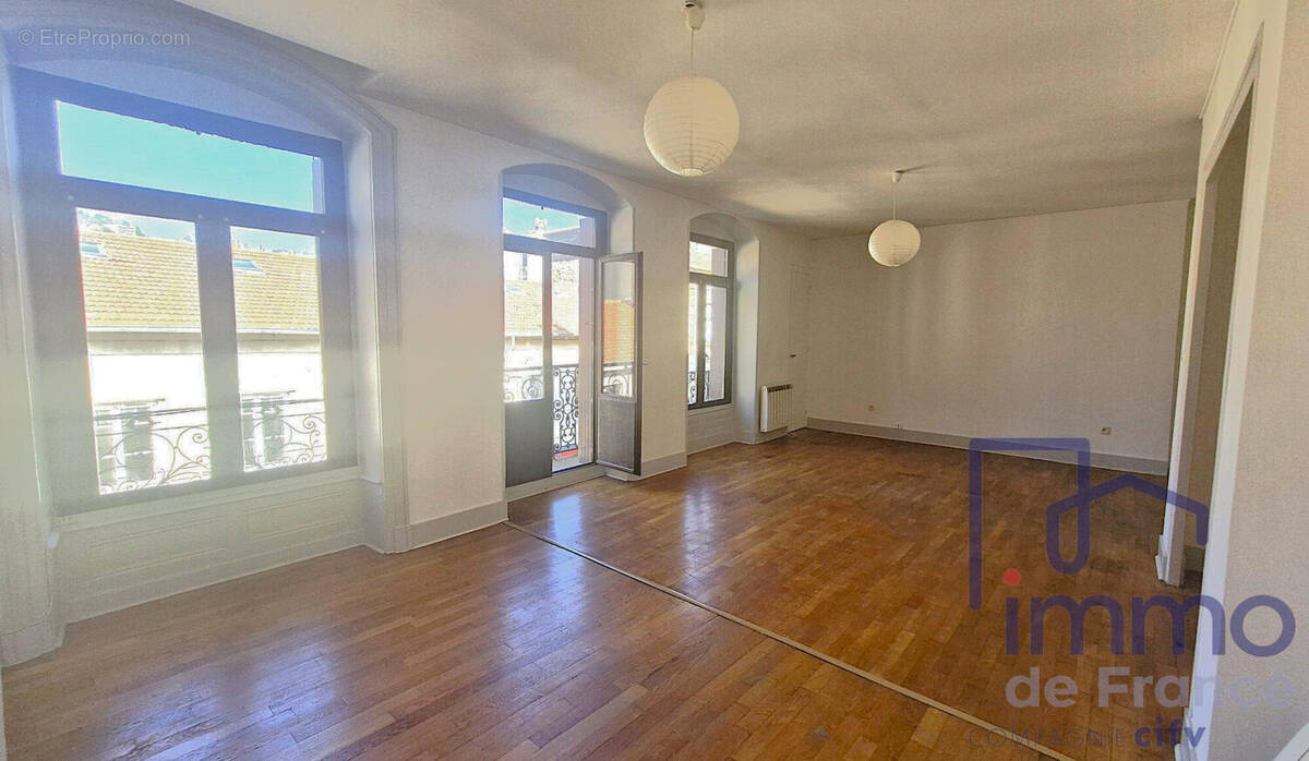 piece de vie vue coté salon  - Appartement à SAINT-ETIENNE