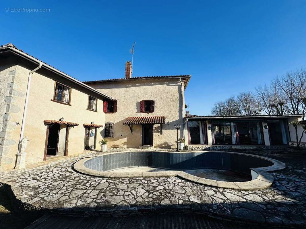 Grande maison de village sur la commune de Prat-Bonrepaux 09160. - photo 18