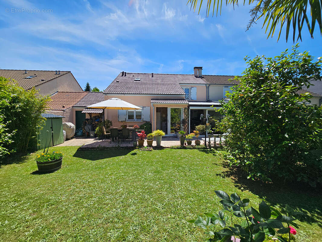 Maison à VOISINS-LE-BRETONNEUX