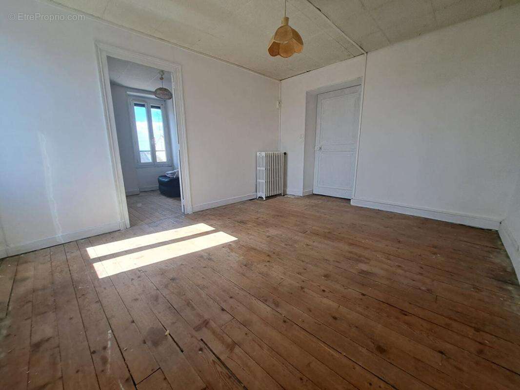 Maison en pierre et dependances + cour - photo 9