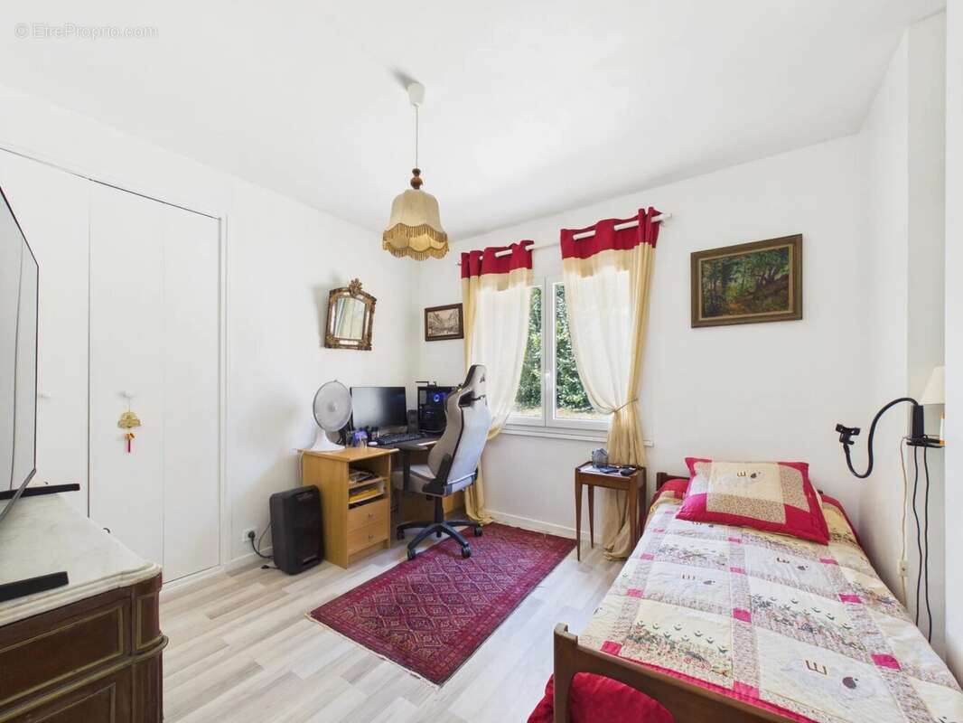Propriété familiale composée de 2 logements – Terrain – Piscine – Tourrette-Levens - photo 12