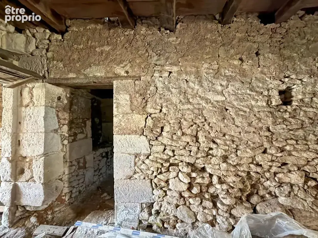  Authentique ancien chais en pierre à rénover – Charme et potentiel au cœur d’un hameau paisible - photo 9