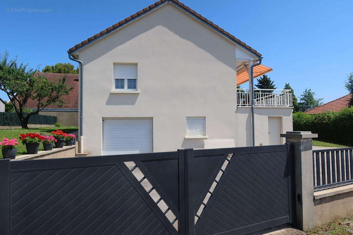 Maison à POUILLEY-LES-VIGNES