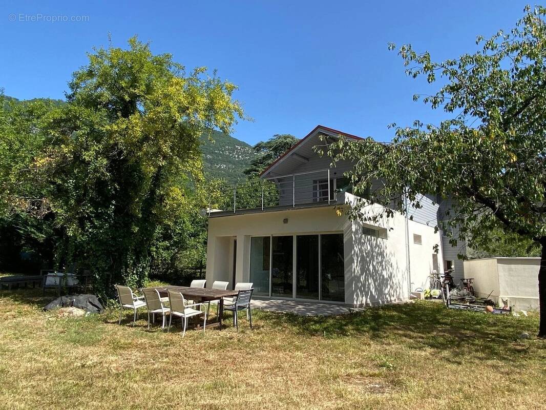 Maison à VEUREY-VOROIZE