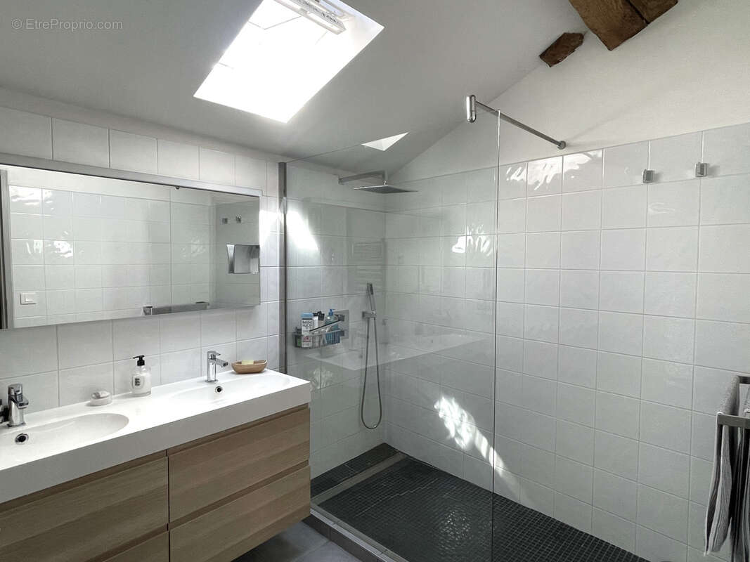 Appartement à SAINT-GENIS-LES-OLLIERES