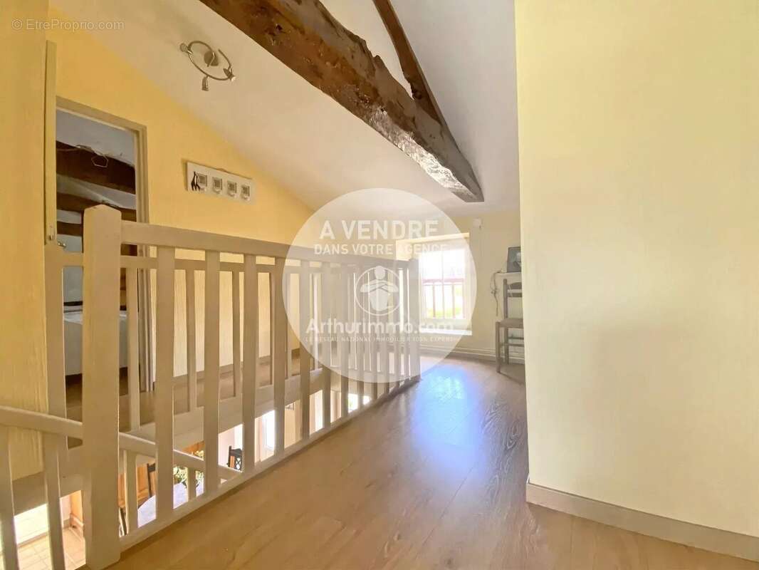 Proche centre, belle longere de 160 m² avec dependances - photo 8