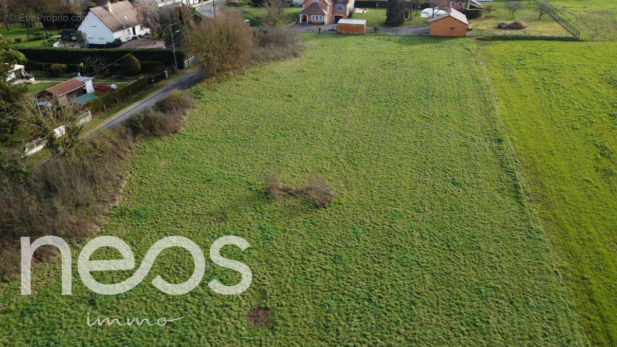 Terrain à SAINTE-THORETTE