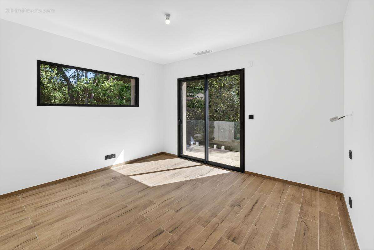 MOUGINS INTERNATIONAL : Villa Neuve avec Ascenseur en Domaine Privé - photo 10
