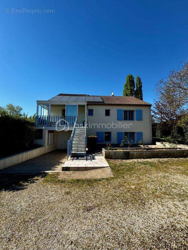 Charmante maison 130M² 4ch, garage + local pro ou locatif 3455M² terrain Savigné 86400 - photo 10