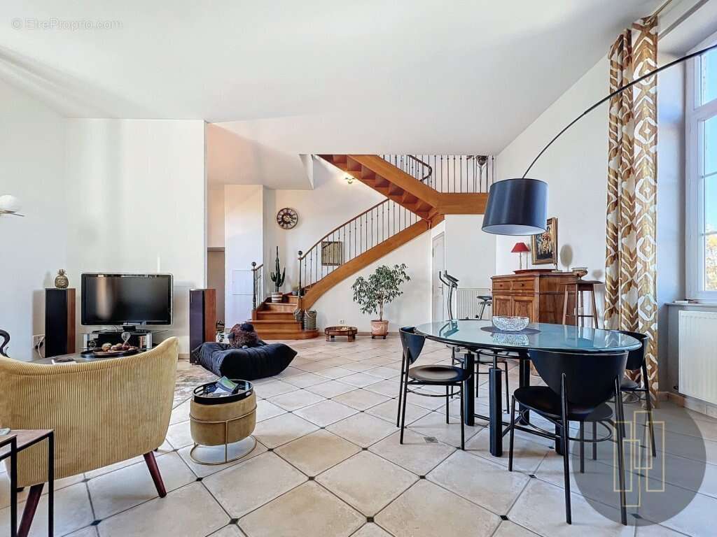 Exclusivité - Villefranche - Maison sur le toit 197 m² habitables avec terrasse - photo 2