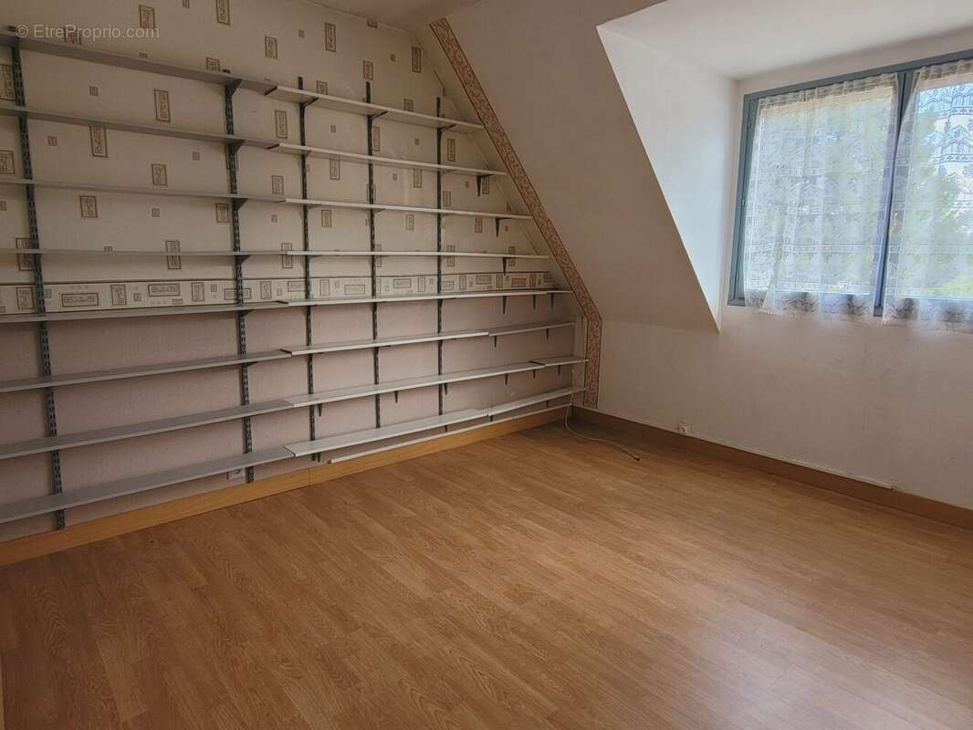 Maison à acheter au Vaudreuil : chambre lumineuse avec placard intégré à vendre Le Vaudreuil : bel espace nuit à l'étage - Maison à LE VAUDREUIL