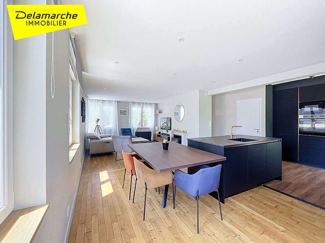 A VENDRE A  AVRANCHES (50300)  Maison de centre ville PLACE PATTON entièrement rénovée ,5 pièces , 4 chambres , Jardin ,Terrasse - photo 5