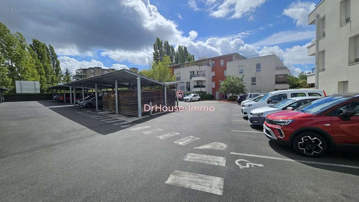 Parking à SAVIGNY-LE-TEMPLE