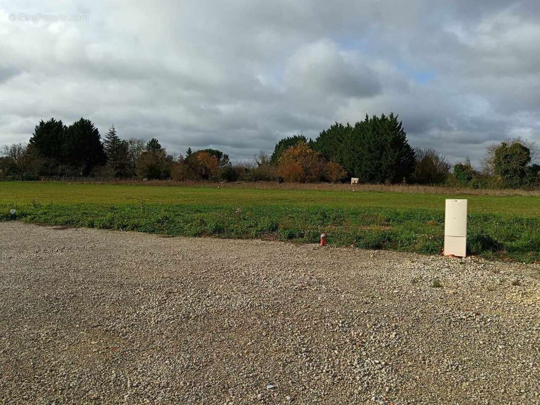 Terrain à SAINT-SEVER-DE-SAINTONGE