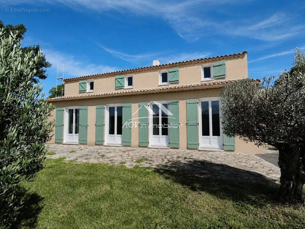 Maison à SAINT-JULIEN-LES-ROSIERS