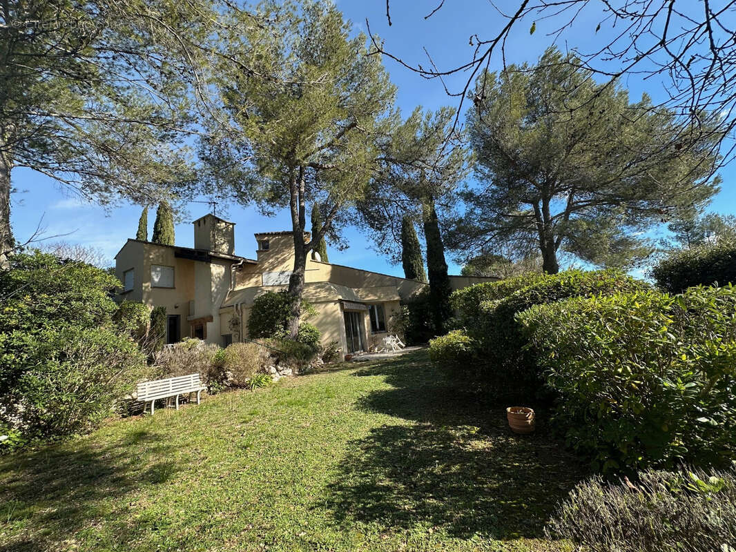 Maison à SAINT-CLEMENT-DE-RIVIERE