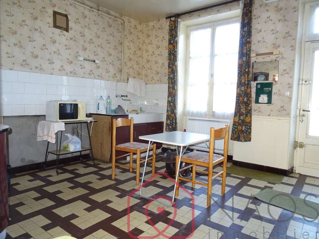 Maison à LA CHAPELLE-D'ANGILLON