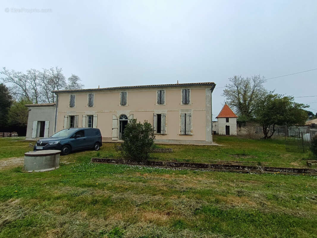 Maison 320 m² à Saint-Martin-Du-Bois  - photo 3