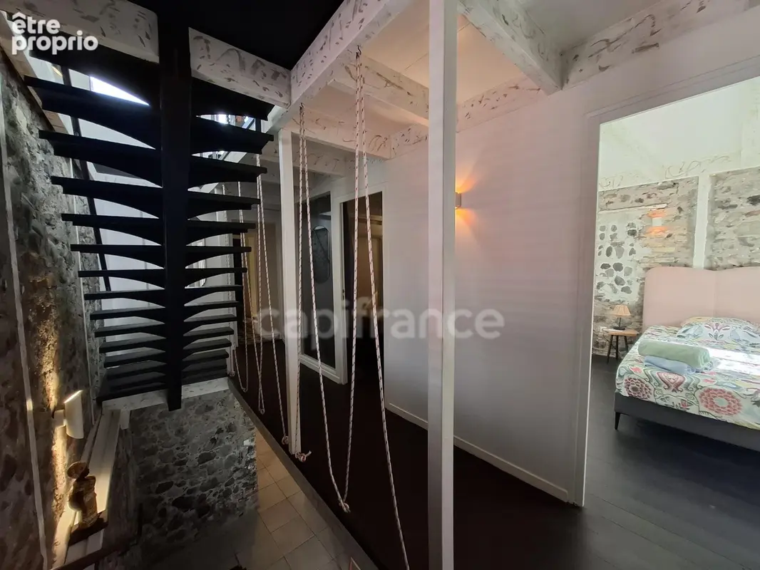 A vendre - Maison de Bourg Atypique et Rénovée – Vue Mer et Montagne – Saint-Pierre (972) - photo 11