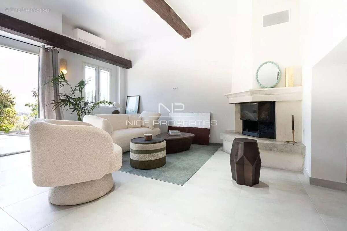 Villa – Élégance avec vue mer dans une résidence privée à Cannes. - photo 2