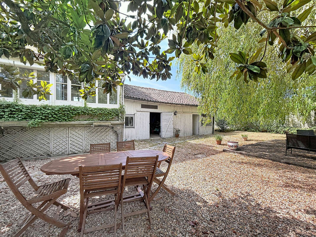 JARNAC Elégante maison de maître avec garage et belle parcelle de jardin. - photo 20