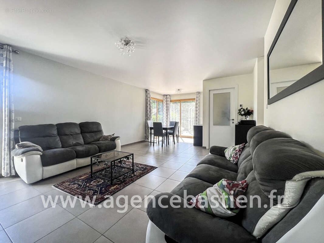 SEGNY - Appartement Duplex T4 de 100 m2   3 chambres, cave, parking, proche TPG et Genève - photo 2