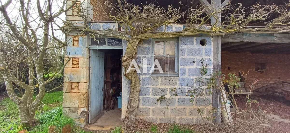 Maison à LES ADJOTS