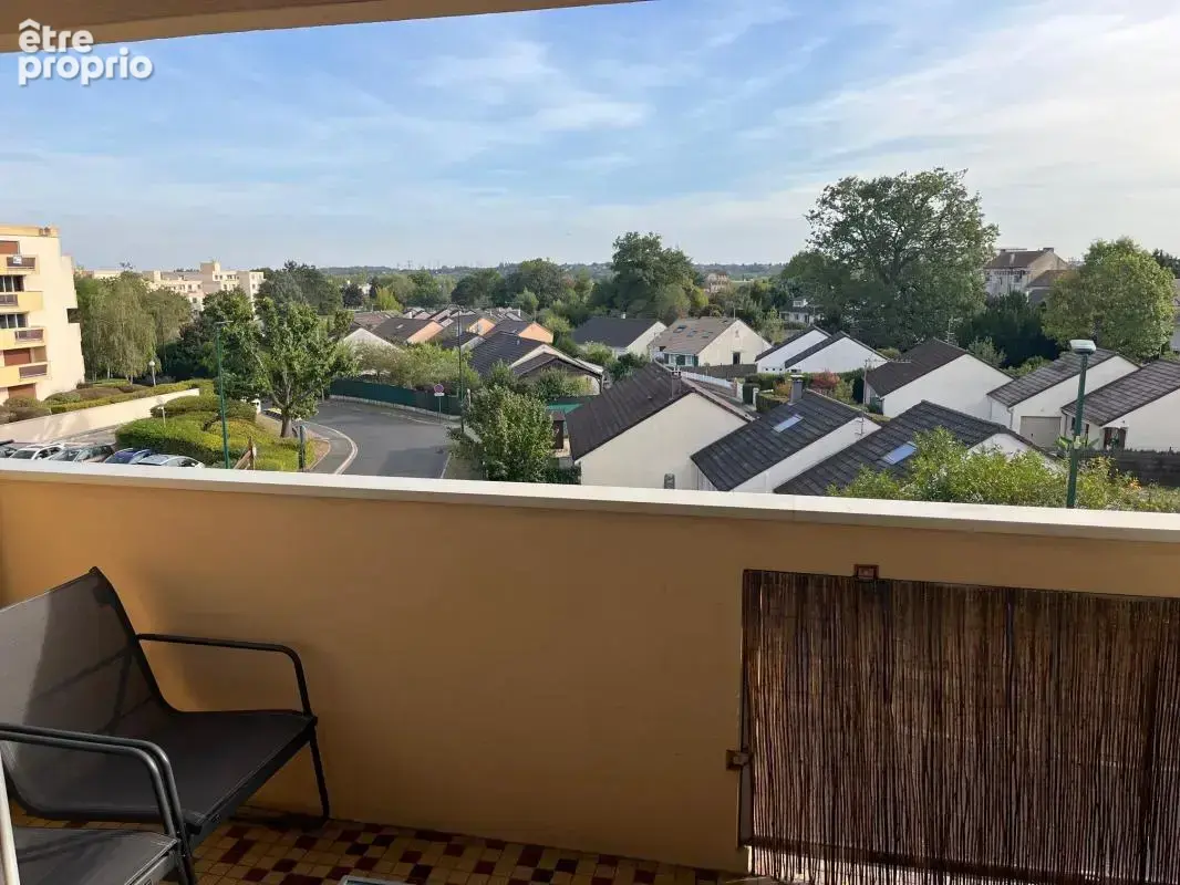 RARE F3 71m² + 2 balcons résidence du BOIS DE VAIRES. Entrée, placards, cuisine équipée ouverte sur séjour double, 1 ou 2 chambr - photo 12