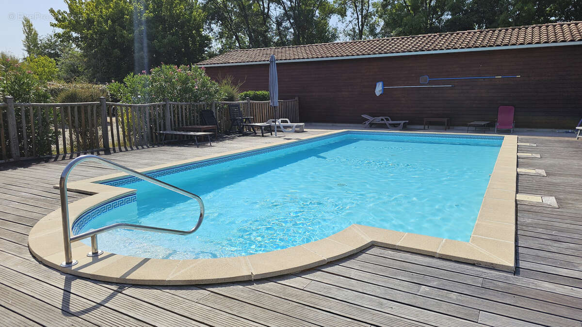 Maison de plain pied rénovée en 2023 Piscine - photo 8