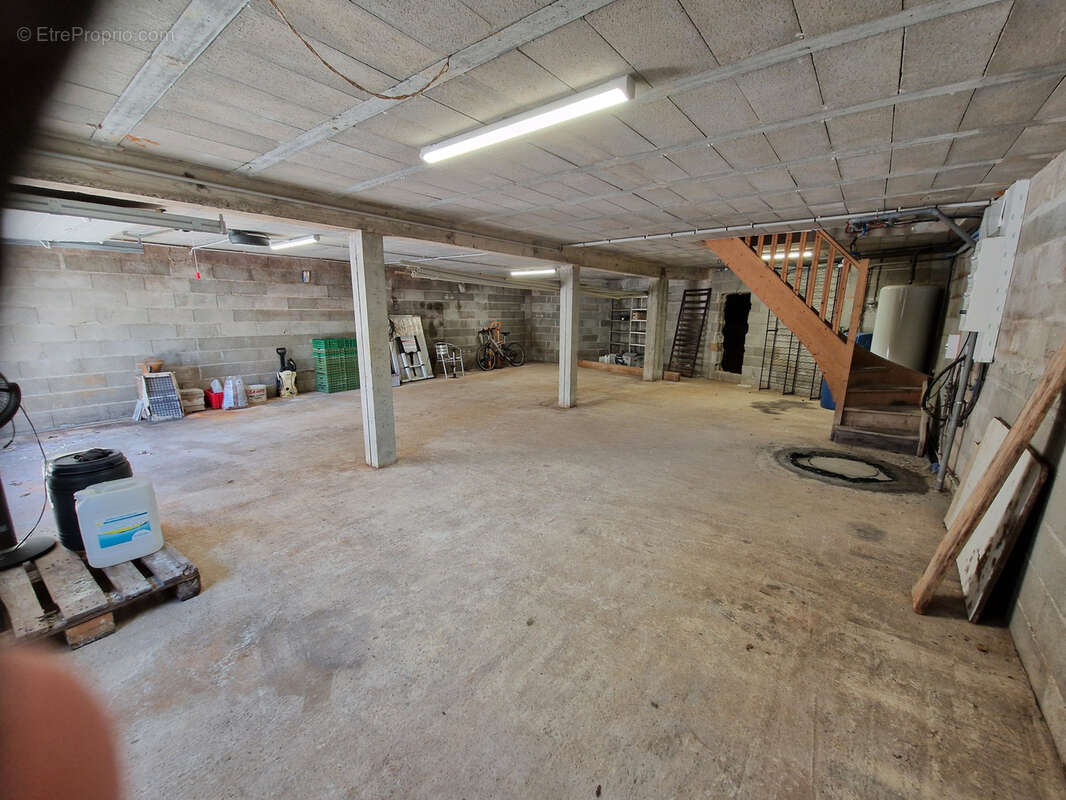 Proche Périgueux MAISON de PLAIN PIED 146 m2 avec 4 chambres / Grand garage / Grand terrain avec PISCINE. - photo 21
