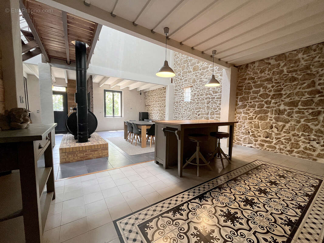 207 m2 au coeur du village avec terrasse et garage - photo 6