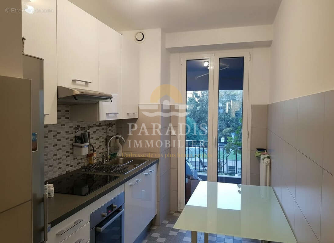 Cuisine aménagée et équipée - Appartement à NICE