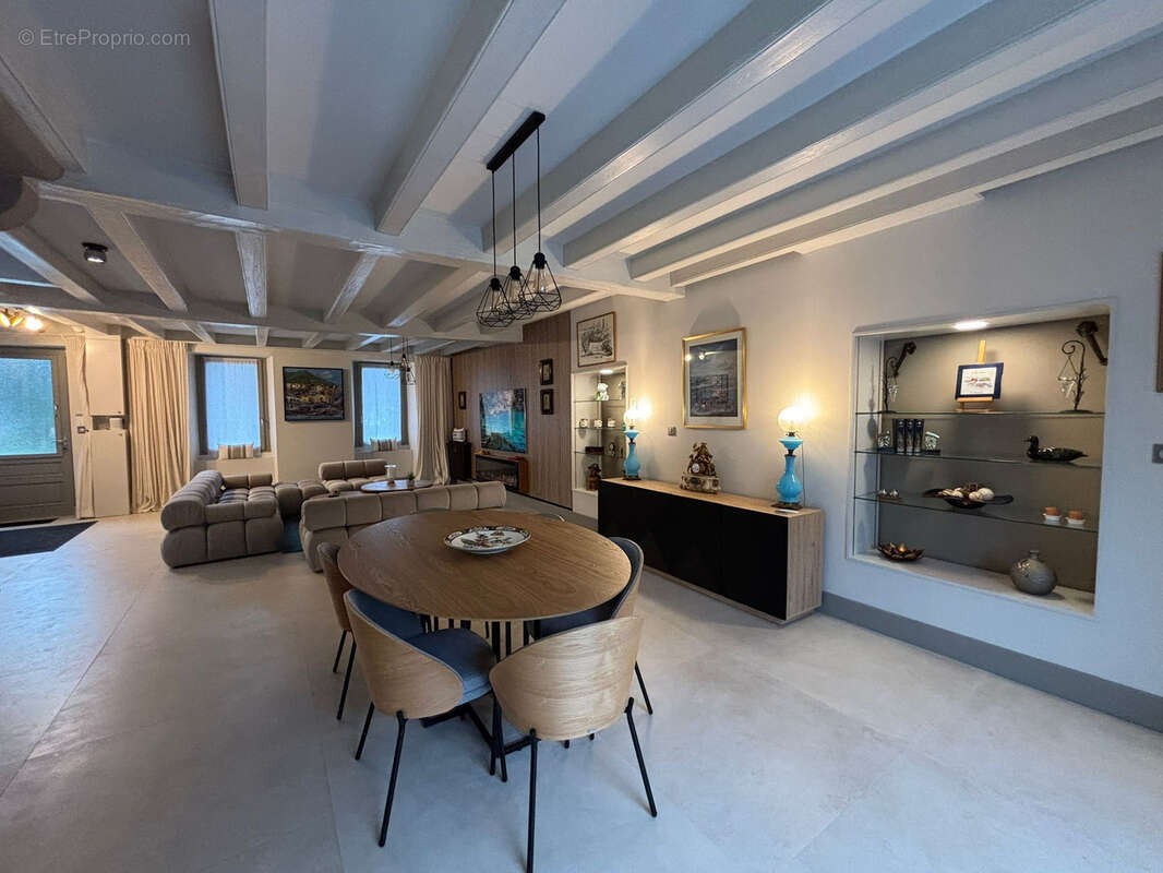 Demeure ancienne de 180 m2 avec son studio. renovee en 2022 sur un terrain clos de 300 m2 .au coeur de la roch - photo 5