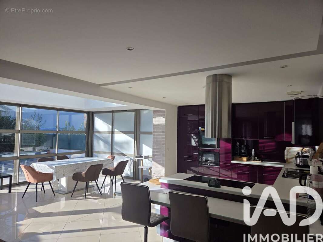 Maison 235 m² à Combs-La-Ville  - photo 5