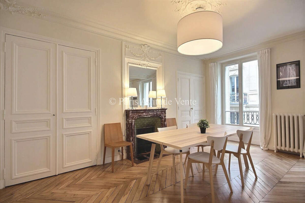 Appartement à PARIS-16E