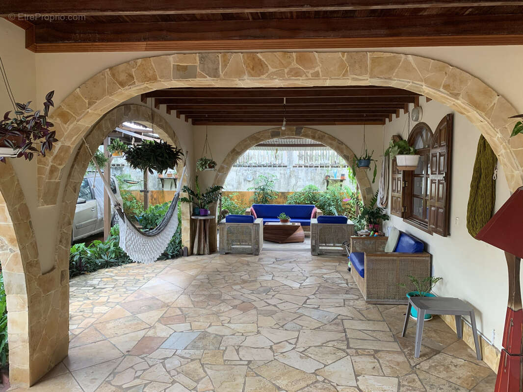 Maison à REMIRE-MONTJOLY