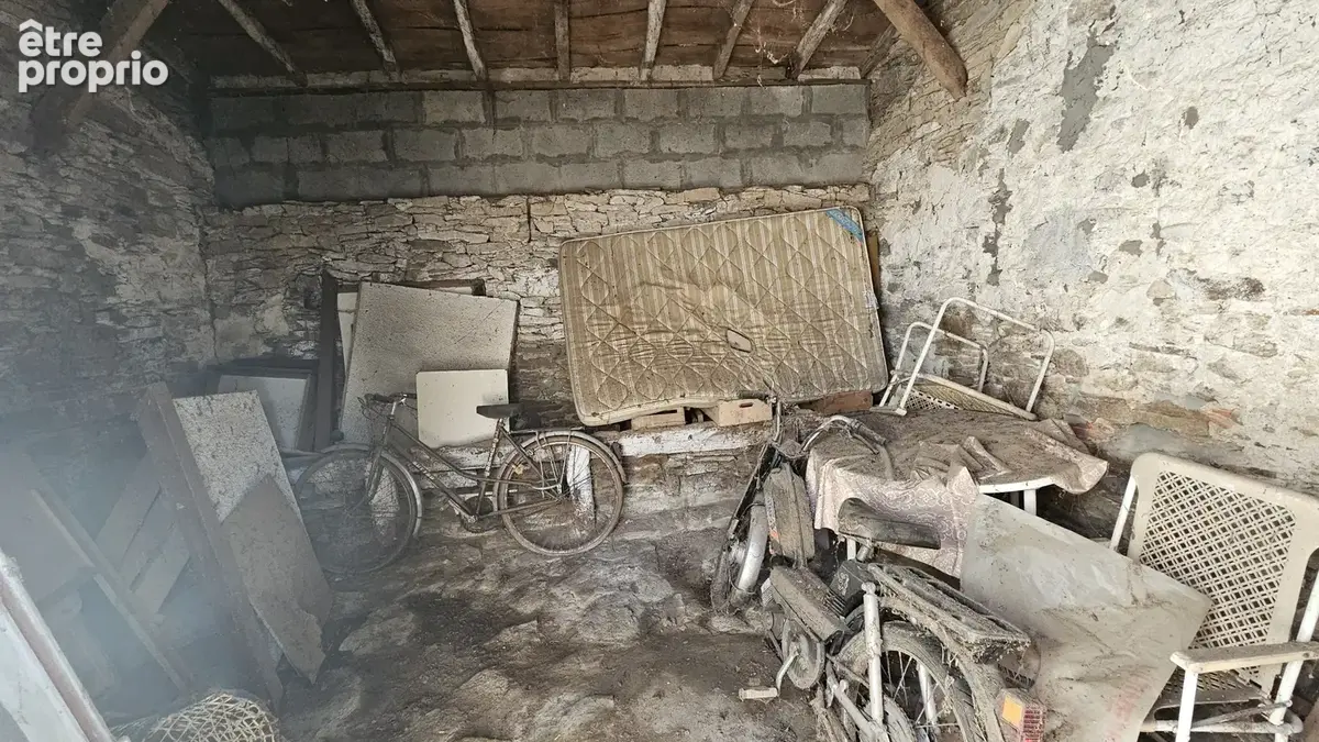 'Garage en pierre avec cave au pied du Lac du Jaunay, authenticité et potentiel de stockage.' - photo 2