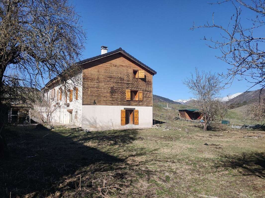 Maison de 200 m² en pierre avec jardin - photo 3