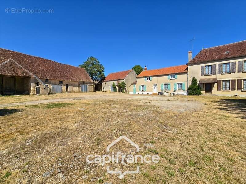 PERROY (58) - Ancien corps de ferme - 2 habitations - 750 m² de dépendances - Terrain 1,13 ha - photo 2
