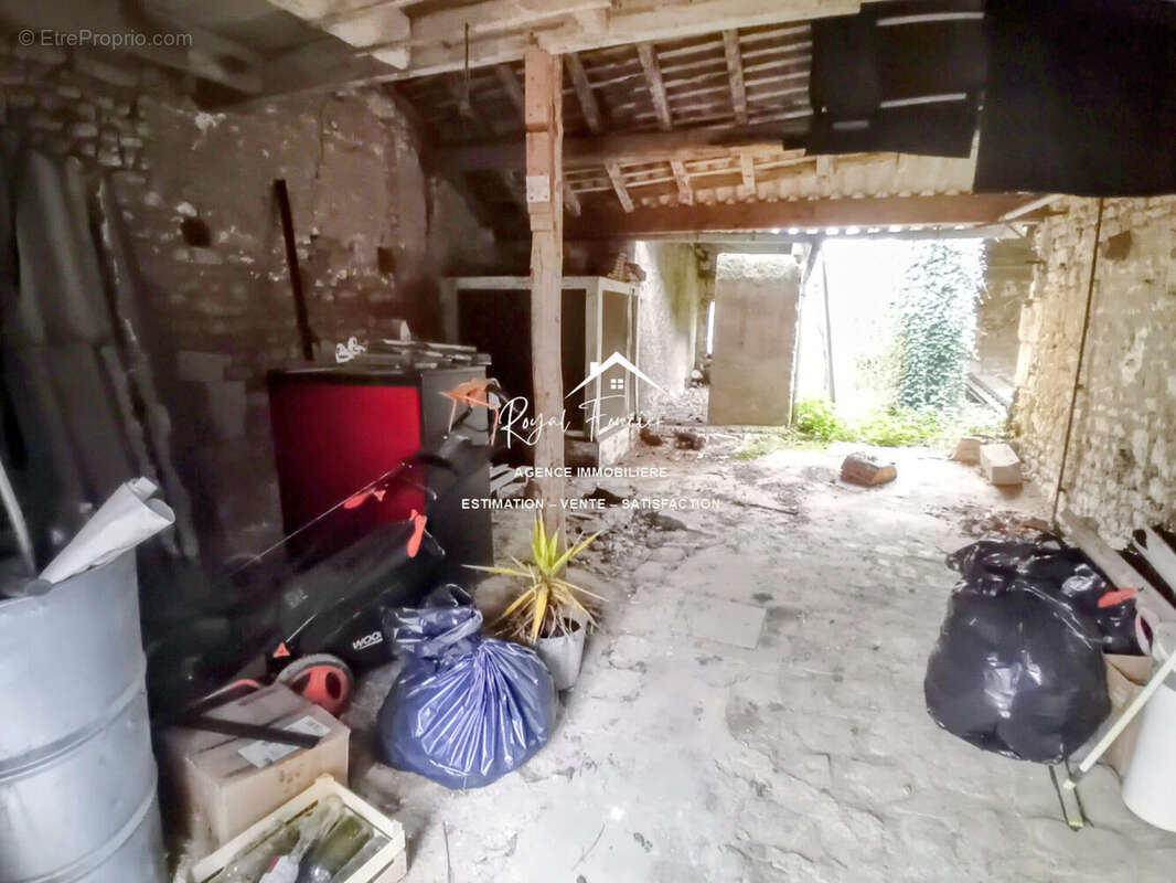 Intérieur de la grange  - Maison à THURE