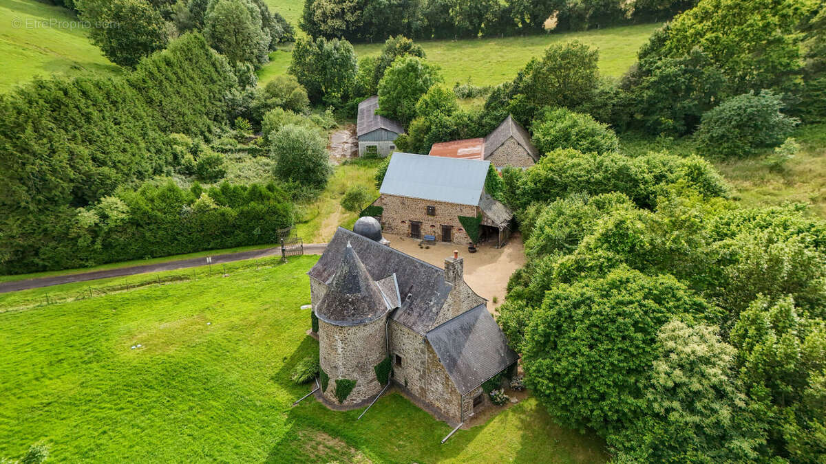 Mayenne : Manoir fortifié de 4 chambres avec dépendance, granges, boulangerie et enclos. - photo 15