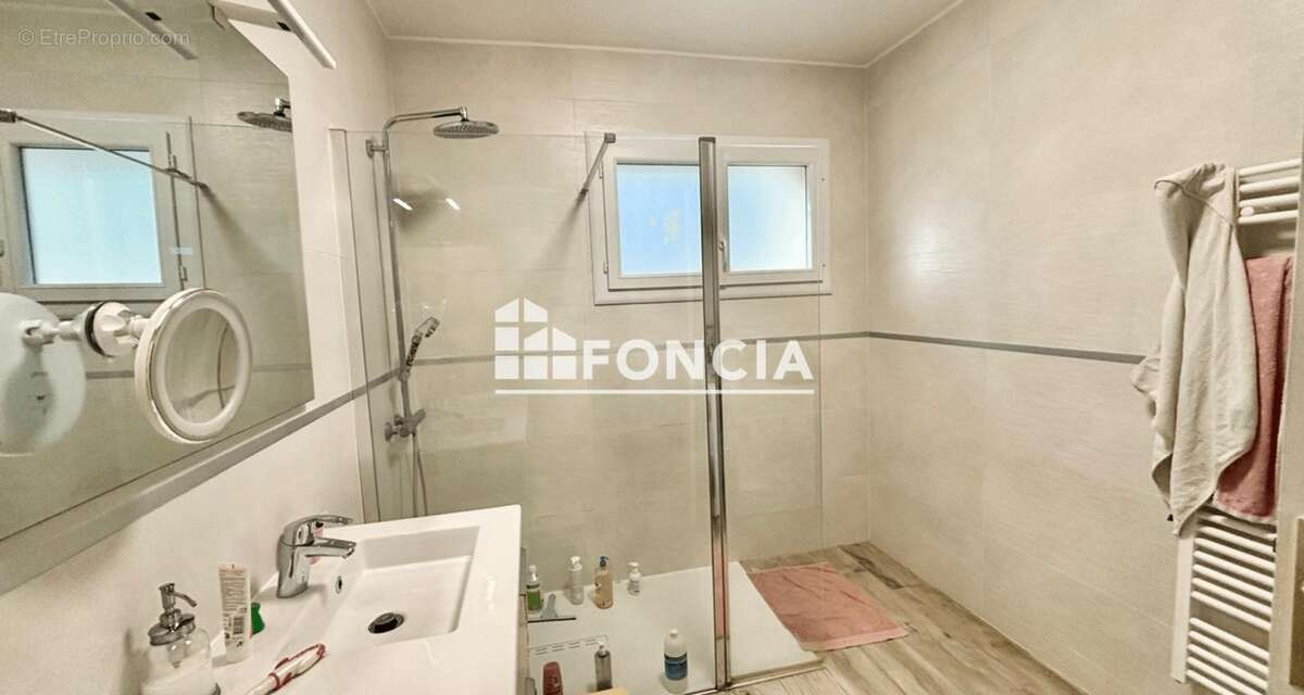 Maison à SAINT-CLEMENT-DE-RIVIERE