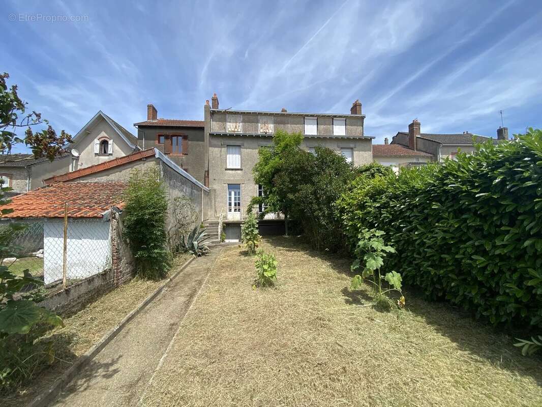 Belle maison de 4 chambres avec jardin et garage dans le centre de Bellac - photo 2